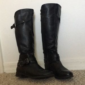 ❄️Winter Black boots white zipper on the side.